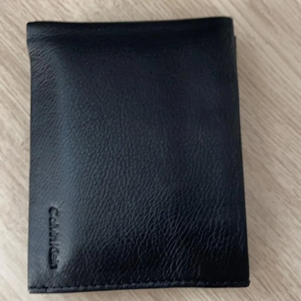 Men's RFID Leather Minimalist Bifold Wallet with Multiple Card Slots and ID